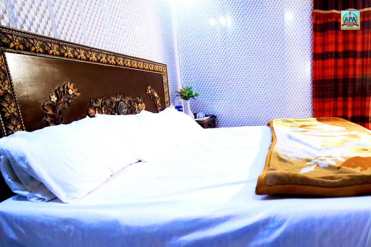 Royal Inn Guest House ลาฮอร์ ภายนอก รูปภาพ