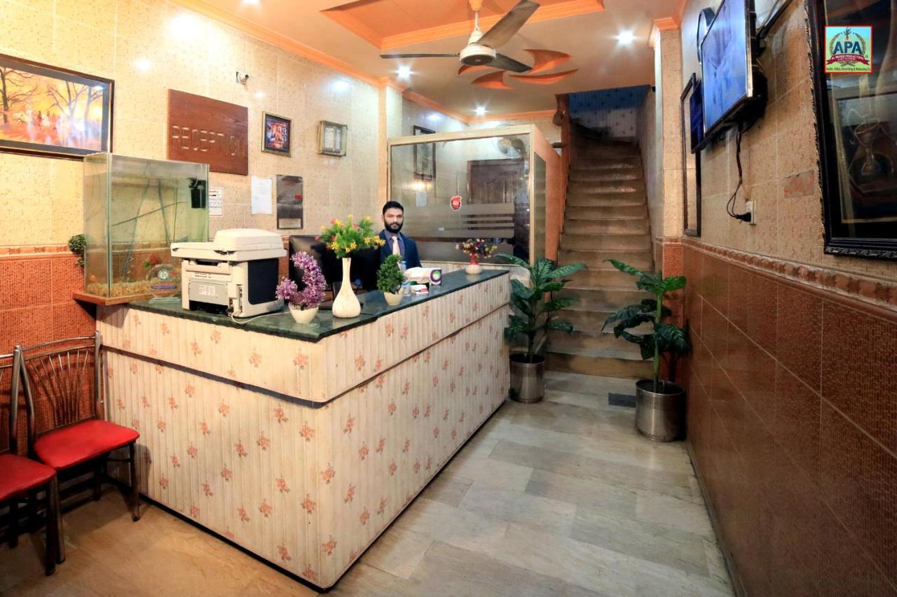Royal Inn Guest House ลาฮอร์ ภายนอก รูปภาพ