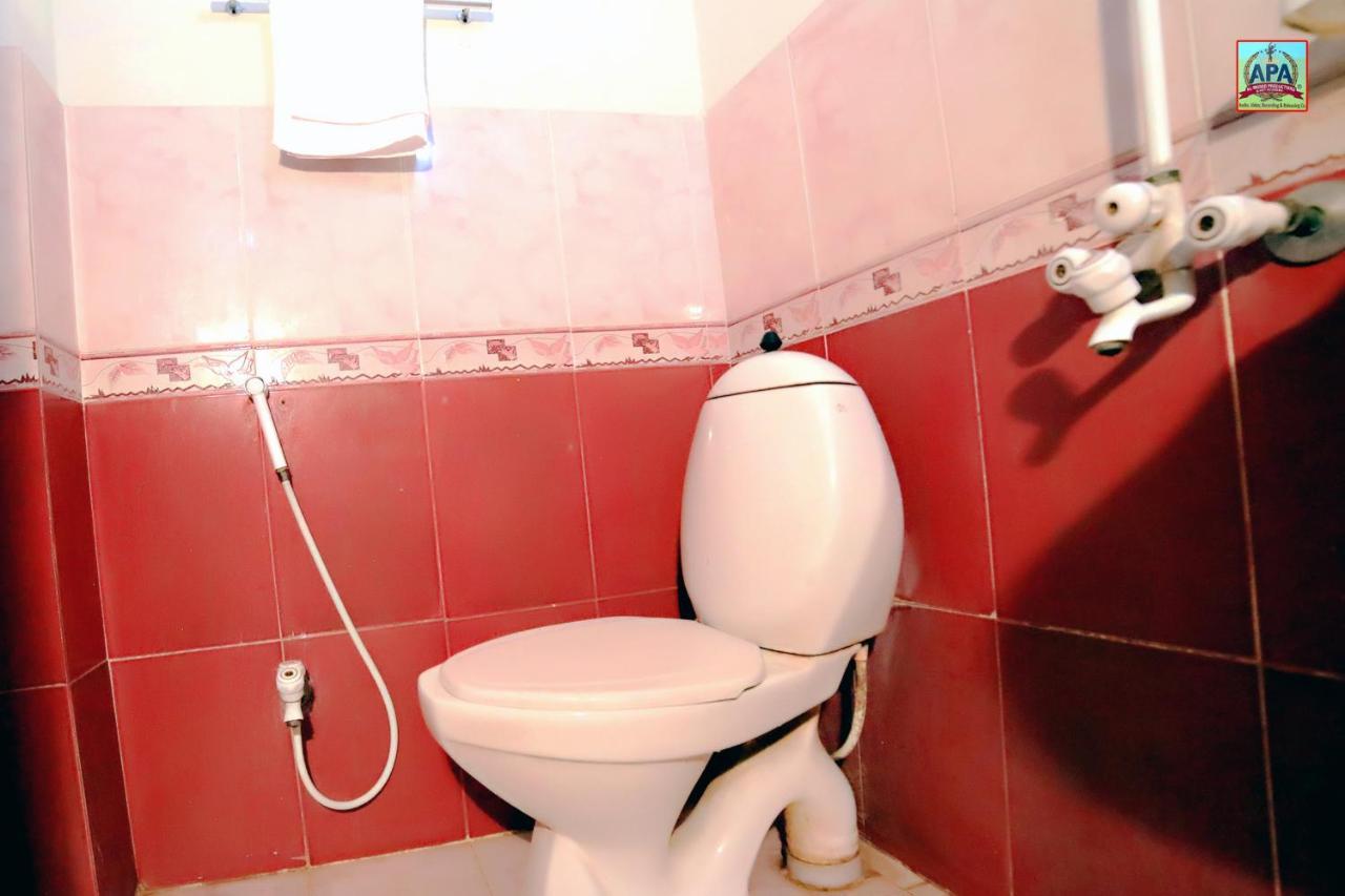 Royal Inn Guest House ลาฮอร์ ภายนอก รูปภาพ