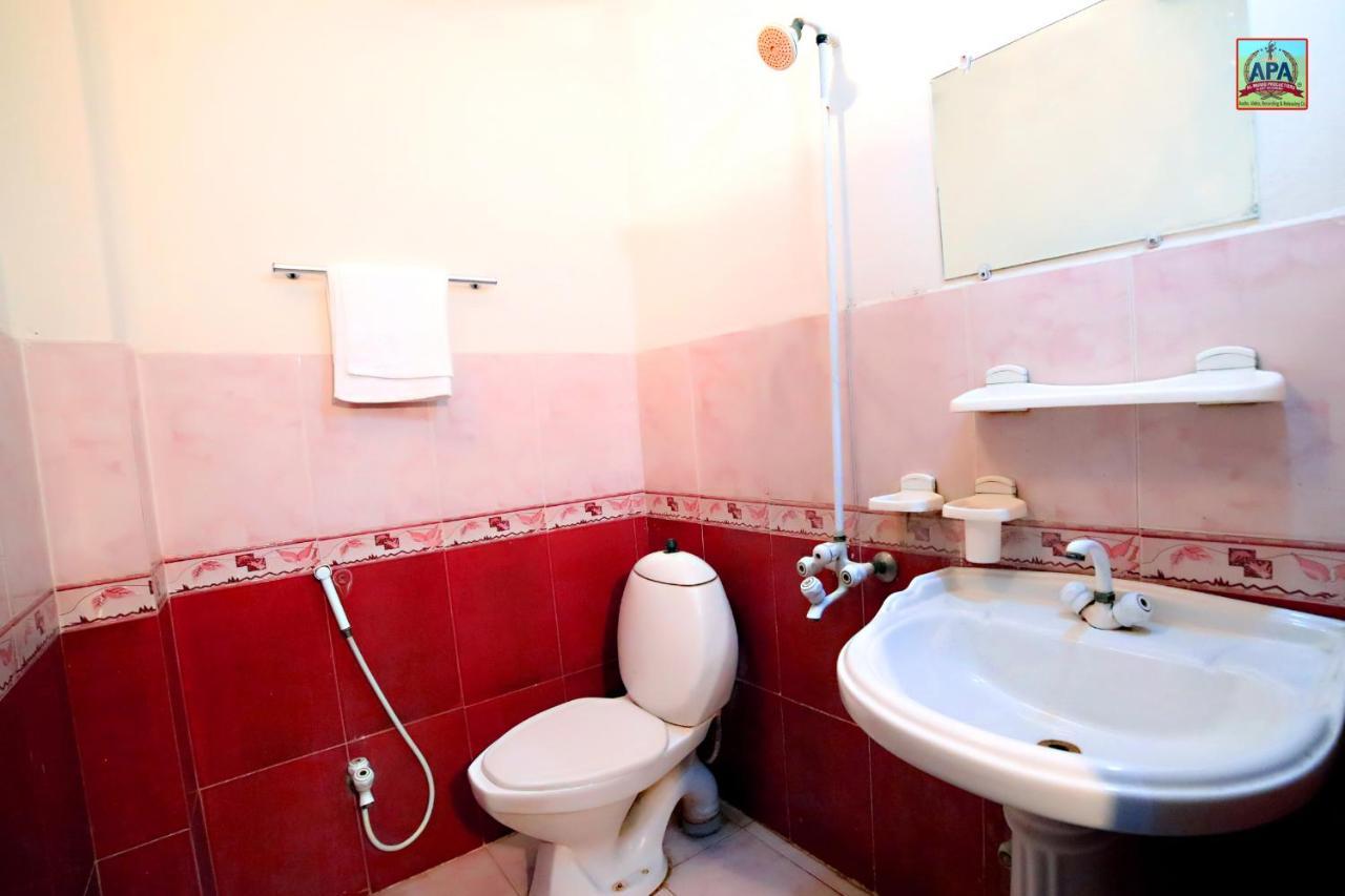 Royal Inn Guest House ลาฮอร์ ภายนอก รูปภาพ