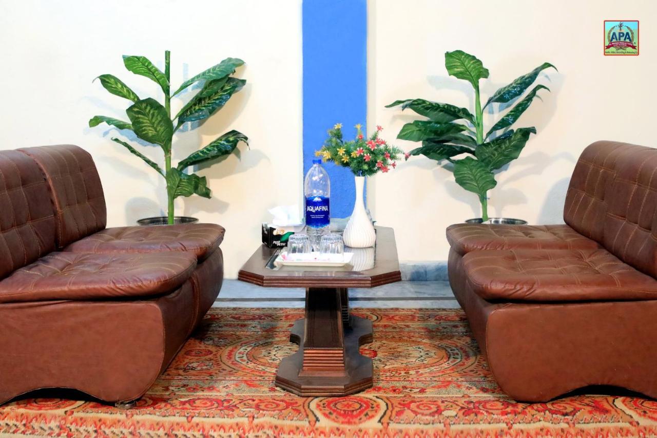 Royal Inn Guest House ลาฮอร์ ภายนอก รูปภาพ